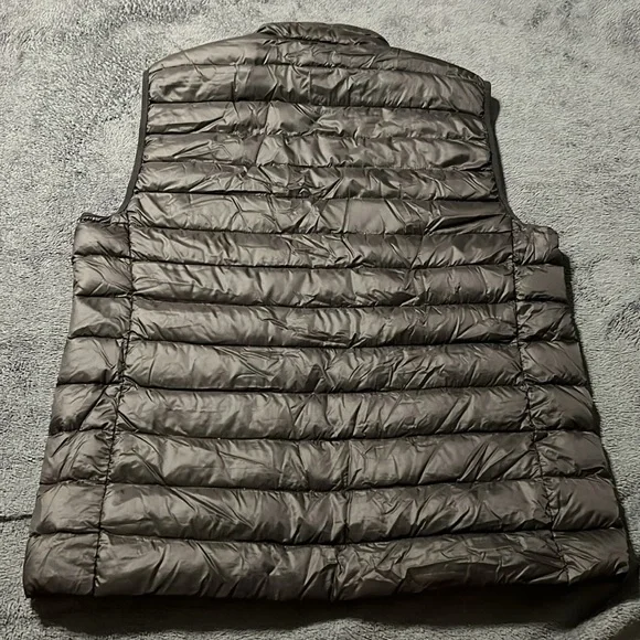 American Eagle black puffer vest men’s size medium two large pockets zip up - Picture 8 of 8
